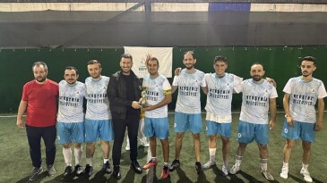 Nevşehir Belediyesi Gençlik ve Spor Hizmetleri Müdürlüğü tarafından düzenlenen Üniteler Ortası Futbol Turnuvası’nın şampiyonu İşletme ve İştirakler Müdürlüğü oldu.