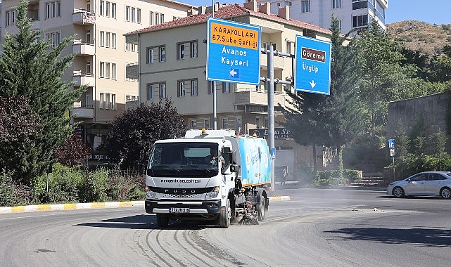 Nevşehir Belediyesi, hafta sonu tüm üniteleriyle saha da altyapı ve üstyapı çalışmalarını sürdürüyor.