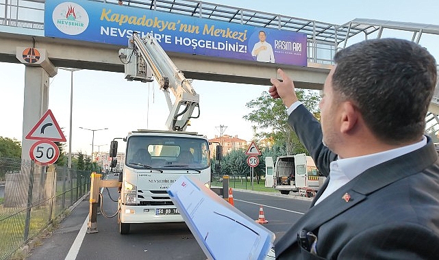 Nevşehir Belediyesi tarafından bir mühlet evvel bir üst geçide asılan ve Karayolları Bölge Müdürlüğü tarafından kaldırılan ‘Kapadokya’nın Merkezi Nevşehir’e Güzel Geldiniz’ yazısı tekrar birebir yerine asıldı