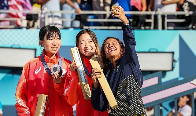 Paris 2024’ün birinci madalya sevinci Galaxy Z Flip6 Olimpiyat özel sürümüyle çekilen Zafer Selfie’leriyle ölümsüzleşti