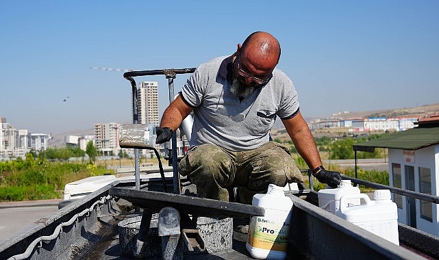 Parklar Tabiat Dostu Gübreyle Yeşilleniyor