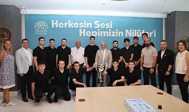 Şampiyonluk sevincini Lider Şadi Özdemir’le paylaştılar