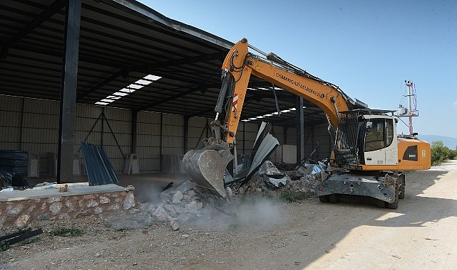 Tarım toprağına inşa edilen kaçak depo yıkıldı