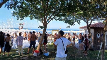 Tatilciler köpük partisinde eğlendi