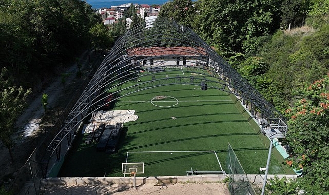 Turgut Mahallesi spor alanının üstü kapatılıyor