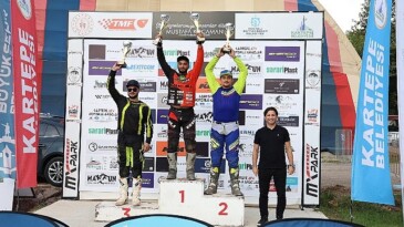 Türkiye Üstün Enduro Şampiyonası’nın 3. ayağı Kartepe’de gerçekleştirildi. Şampiyona da dereceye girenler kupalarını aldılar
