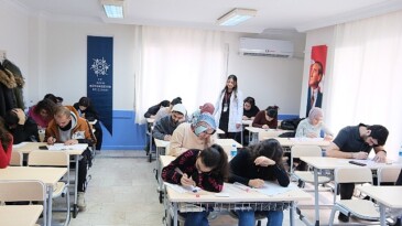 Aydın Büyükşehir Belediyesi gençlerin eğitimine takviye oluyor Çerçi oğlu öncü oldu, gençler üniversiteli oldu.