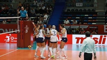 Bayan Voleybol Ekibinden Birinci Maç Birinci Galibiyet