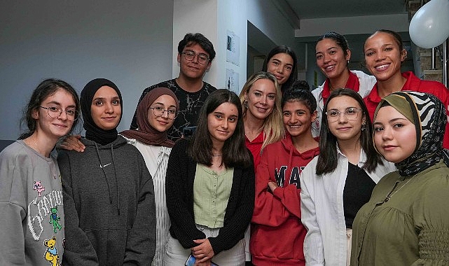 Bayan Voleybol Grubu Çocuklar ve Gençlerle Buluştu