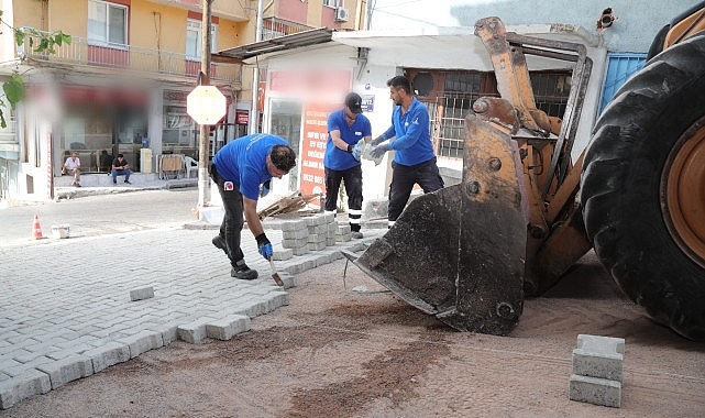 Bayraklı’da yol yenileme seferberliği sürüyor