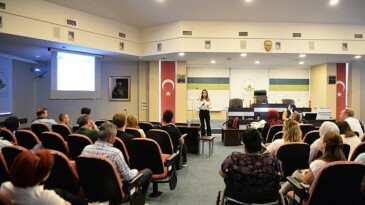 Belediye işçisine sağlıklı beslenme ve ofis ergonomisi eğitimi