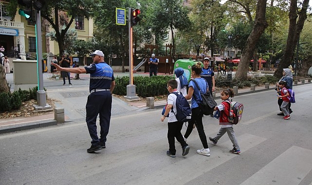 Büyükşehir Zabıtası vazifede okul önleri inançta