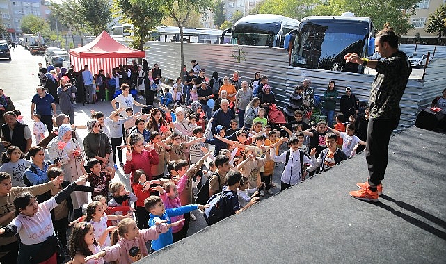 Çocuklar, Cumhuriyet Otobüsü ile doyasıya eğlendi