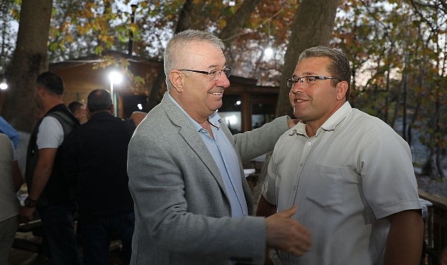 Edremit Belediye Başkanı Mehmet Ertaş, mahalle muhtarları ile bir ortaya geldi.