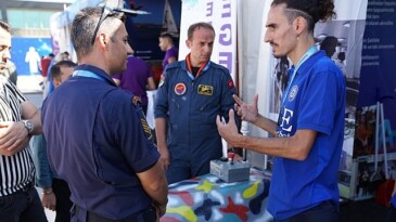EÜ’nün standı havacılık ve teknoloji tutkunlarının ilgi odağı oluyor