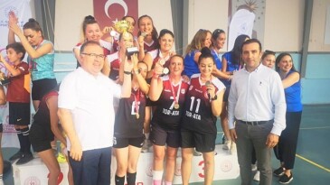 Foça’daki turnuvada Konutunun Sultanları, Filenin Sultanlarına taş çıkarttı