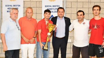 Futbol turnuvasında dereceye giren ekiplere kupaları verildi