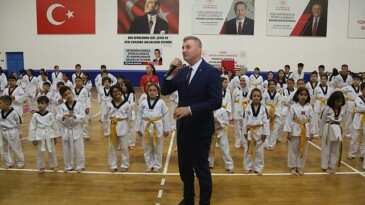 Gölcük Belediyespor bünyesindeki Taekwondo branşında bulunan 330 atlet, düzenlenen merasimle nesil atladı.