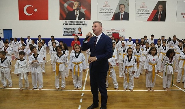 Gölcük Belediyespor bünyesindeki Taekwondo branşında bulunan 330 atlet, düzenlenen merasimle nesil atladı.