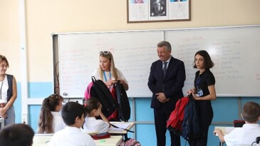Güzelbahçe Belediyesi’nden Öğrencilere Çanta ve Kırtasiye Takviyesi