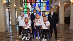 İBB Başkanı Ekrem İmamoğlu, Paris’te düzenlenen 2024 Paralimpik Oyunları’nda 1 altın, 1 gümüş ve 4 bronz madalya kazanan İBBSK atletlerini Saraçhane’de ağırladı