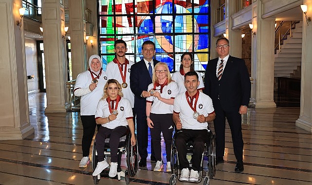 İBB Başkanı Ekrem İmamoğlu, Paris’te düzenlenen 2024 Paralimpik Oyunları’nda 1 altın, 1 gümüş ve 4 bronz madalya kazanan İBBSK atletlerini Saraçhane’de ağırladı