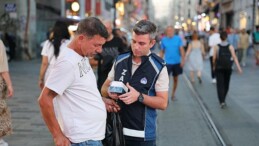 İstanbul Büyükşehir Belediyesi (İBB), İstanbul’un turistik ve tarihi bölgelerinde uydurma parfüm satıcılarıyla çabayı sürdürüyor