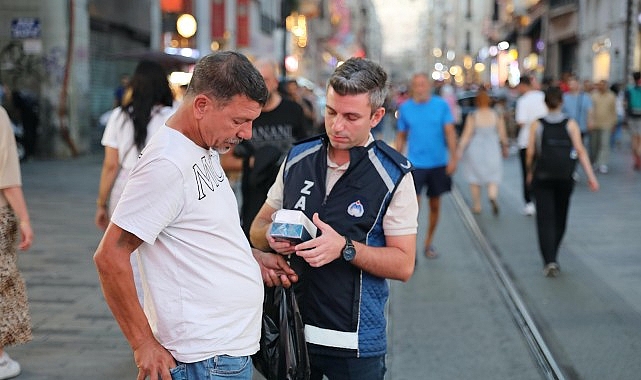 İstanbul Büyükşehir Belediyesi (İBB), İstanbul’un turistik ve tarihi bölgelerinde uydurma parfüm satıcılarıyla çabayı sürdürüyor