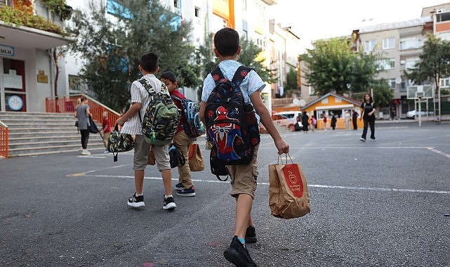 İstanbul Büyükşehir Belediyesi İBB’nin, ‘Okul Beslenme Dayanağı Projesi’ kapsamında öğrencilere sağladığı beslenme dayanağı bugün başladı