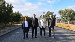 İznik Belediye Başkanı Kağan Mehmet Usta İznik-Elbeyli sıcak asfalt çalışmalarını yerinde inceledi.
