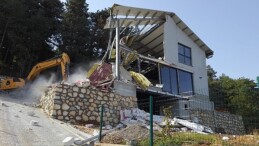 Kaçak villa yıkıldı