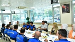 Kahramankazan Belediye Başkanı Selim Çırpanoğlu, Zabıta Haftası münasebetiyle Zabıta Müdürlüğü’nü ziyaret ederek çalışanlarla bir ortaya geldi