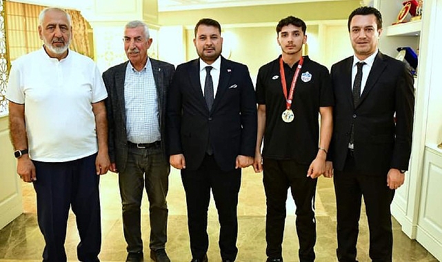 Kahramankazan Belediyespor Halter Grubu sportmeni Berat Ergün, Yıldızlar Türkiye Halter Şampiyonası’nda altın madalya kazandı