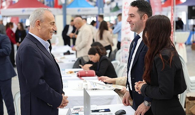 Küçükçekmece Belediyesi İş Arayan ve Patronlar Ortasında Köprü Oldu