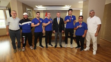 Lider Büyükakın, Dünya Şampiyonlarıyla buluştu