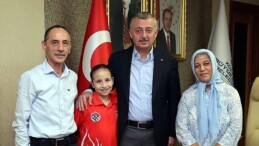 Lider Büyükakın genç şampiyonla buluştu