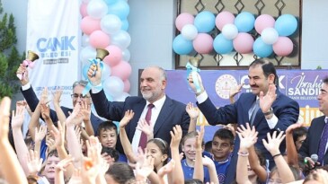 Lider İbrahim Sandıkçı: “İlçemizde ilkokul birinci sınıfa başlayan tüm öğrencilerimize çanta ve kırtasiye seti armağan ettik”