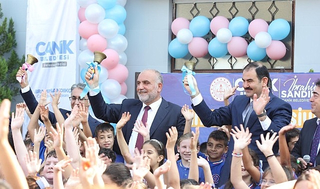 Lider İbrahim Sandıkçı: “İlçemizde ilkokul birinci sınıfa başlayan tüm öğrencilerimize çanta ve kırtasiye seti armağan ettik”