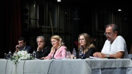 Lider Ovalıoğlu, Bakırköy Belediye Tiyatrosu oyuncu ve teknik takımıyla bir ortaya geldi