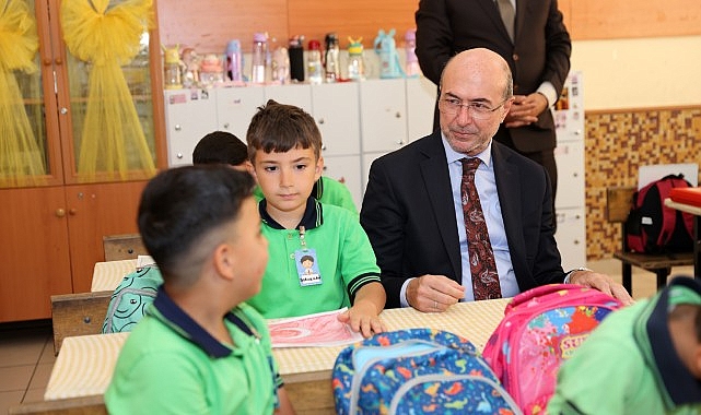 Lider Pekyatırmacı, yeni eğitim yılının birinci gününde öğrencileri ziyaret etti.