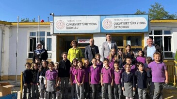 Lider Taşyasan’dan minik öğrencilere kırtasiye seti