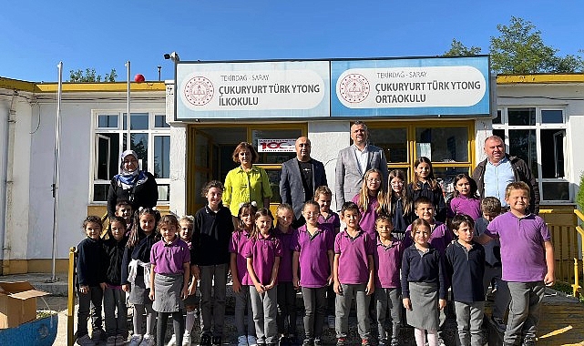 Lider Taşyasan’dan minik öğrencilere kırtasiye seti