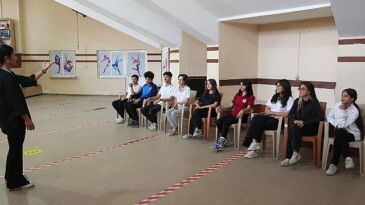 Milas Belediyesi eğitim alanındaki hizmetlerini sürdürüyor. Yeni eğitim-öğretim yılının başlamasıyla birlikte ödev dayanak ve marifet kurslarına kayıt yaptıran öğrenciler için ders zili çaldı.