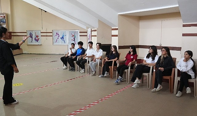 Milas Belediyesi eğitim alanındaki hizmetlerini sürdürüyor. Yeni eğitim-öğretim yılının başlamasıyla birlikte ödev dayanak ve marifet kurslarına kayıt yaptıran öğrenciler için ders zili çaldı.