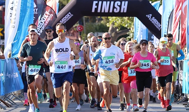 Milletlerarası Ayvalık Kurtuluş Yarı Maratonu koşuldu.