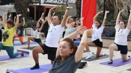 Mudanya Belediyesi ve Eflatun Yoga Hayat Okulu’nun işbirliği ile Güzelyalı Atatürk Parkı’nda düzenlenen yoga aktifliği, pazar sabahına huzur dolu bir başlangıç getirdi.