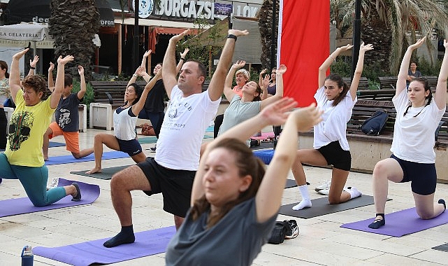 Mudanya Belediyesi ve Eflatun Yoga Hayat Okulu’nun işbirliği ile Güzelyalı Atatürk Parkı’nda düzenlenen yoga aktifliği, pazar sabahına huzur dolu bir başlangıç getirdi.