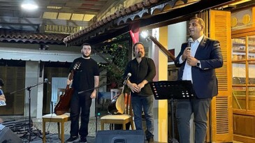Narlıdere’de müzik konuştu: Soner Bektaş konserine ağır ilgi.