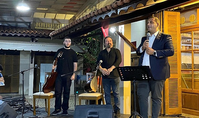 Narlıdere’de müzik konuştu: Soner Bektaş konserine ağır ilgi.