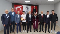 Nevşehir’de Ahilik Haftası kapsamında düzenlenen merasimde yılın ahisi seçilen 70 yaşındaki esnaf Şammas Bayar’a kaftan giydirildi.